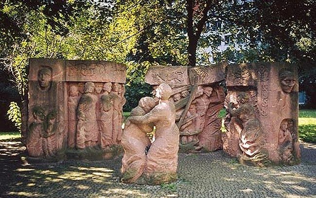 Berlin-Mitte, Rosenstraße Frauenprotest in der Rosenstraße, 4 Blöcke und 2 Figurengruppen, 1995 Rochlitzer Porphyr, komplettes Ensemble