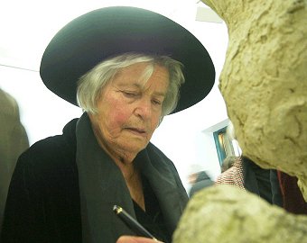 Ingeborg Hunzinger am Erffnungsabend beim Signieren des Buches